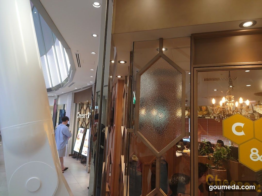Cheese & Co Interior View
