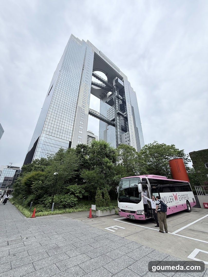 Bus near Tokyo Metropolitan Government Building