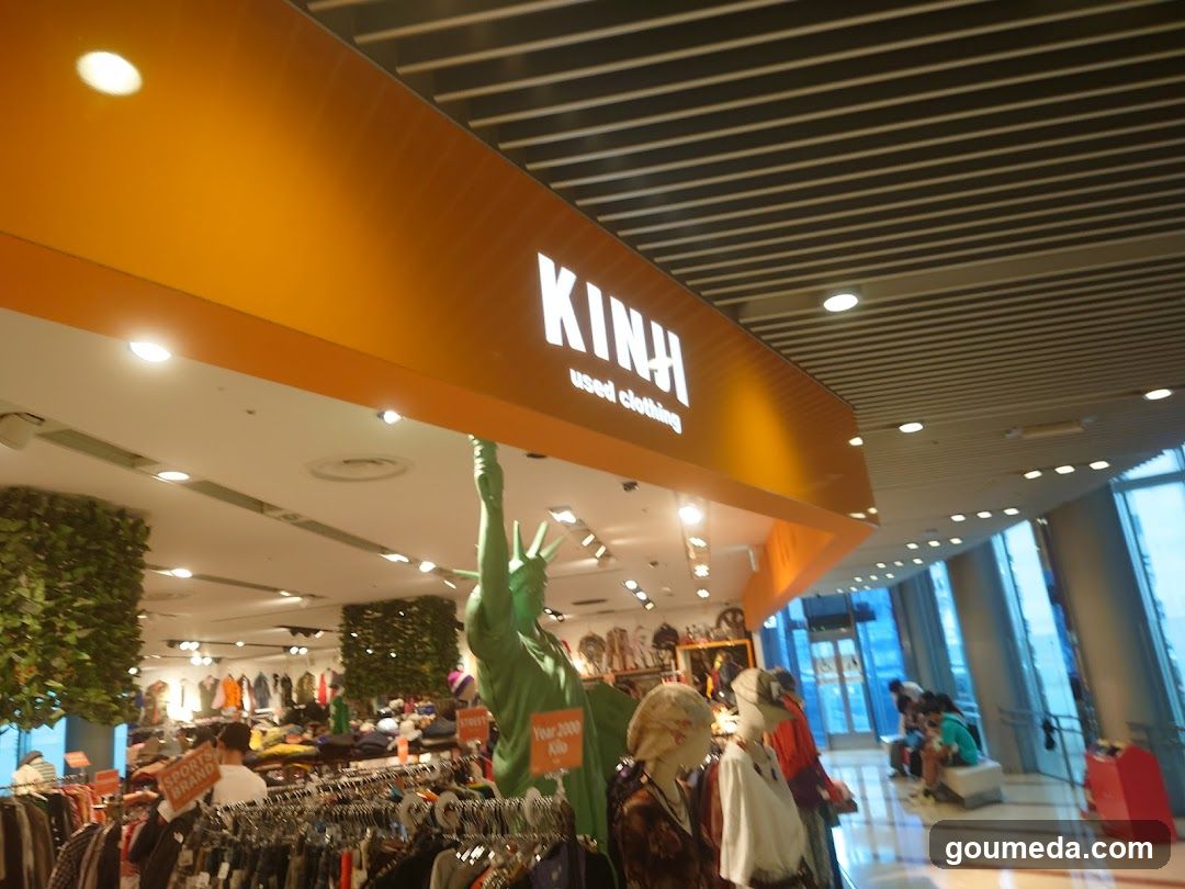 KINH Used Clothing Store Interior