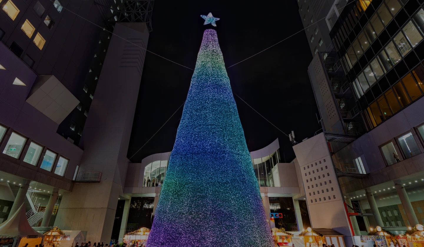 梅田スカイビルクリスマス2026のLEDマッピングツリー