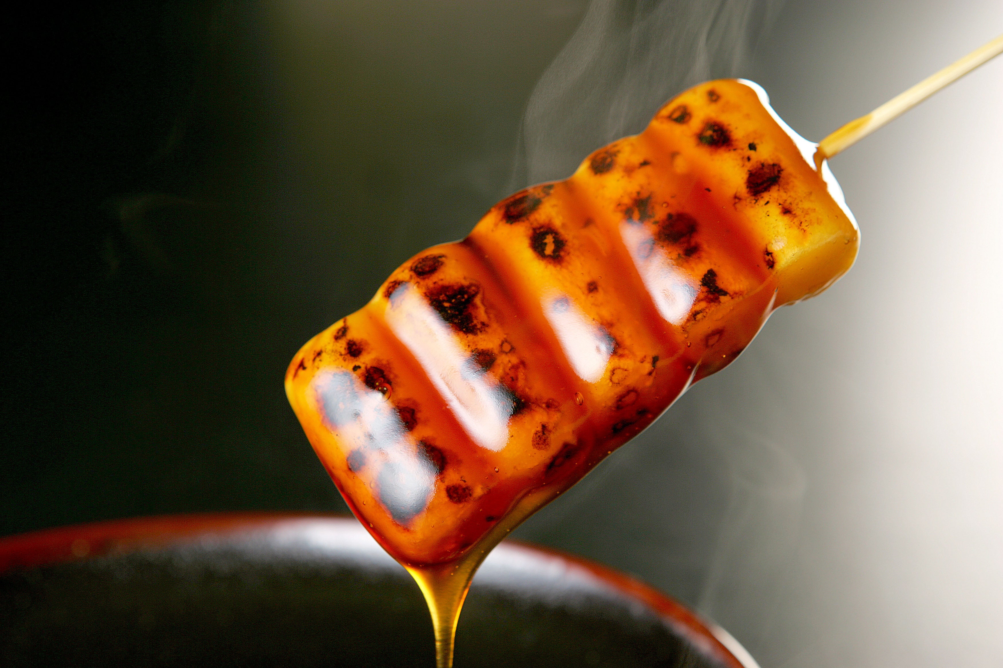 Kihassu Sohonten grilling mitarashi dango to order at the new eat-in counter on B1 of Daimaru Umeda, Osaka