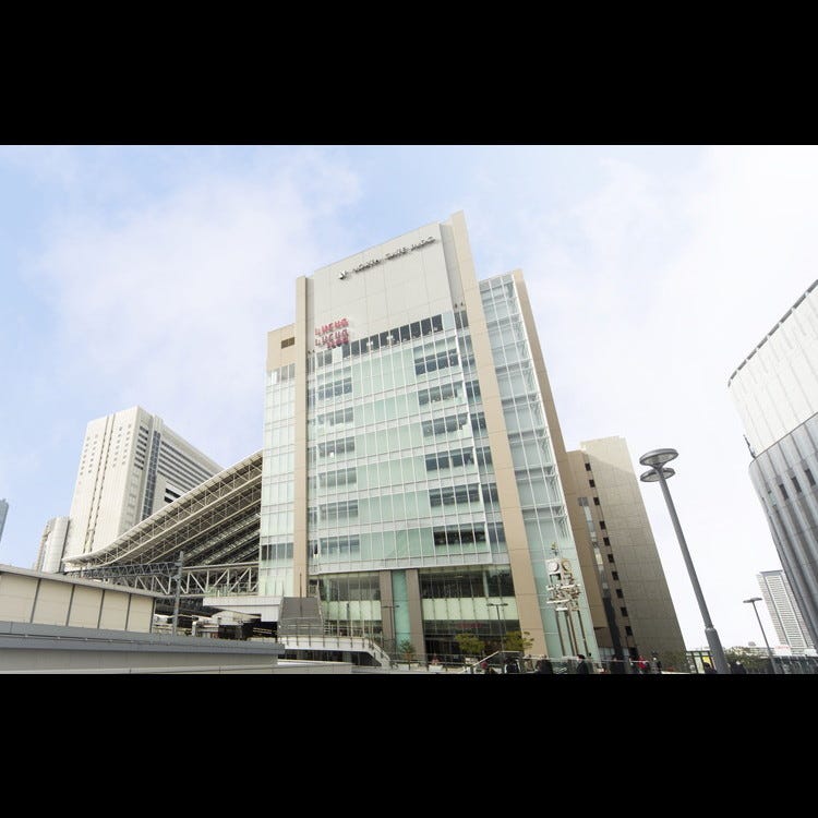 Lucua and Lucua 1100: The Twin Fashion Malls at Osaka Station